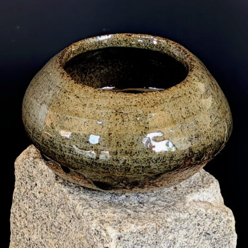 Bauchige handgemachte Wabi-Sabi Schale FURU-IKE aus Schweizer Ton