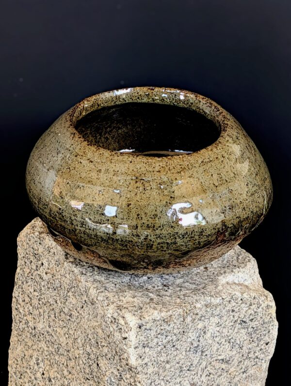 Bauchige handgemachte Wabi-Sabi Schale FURU-IKE aus Schweizer Ton