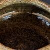 Spiegelnde glänzende Glasur im Inneren einer Wabi-Sabi Tonschale Bild 7 (Frontalansicht auf Sockel):