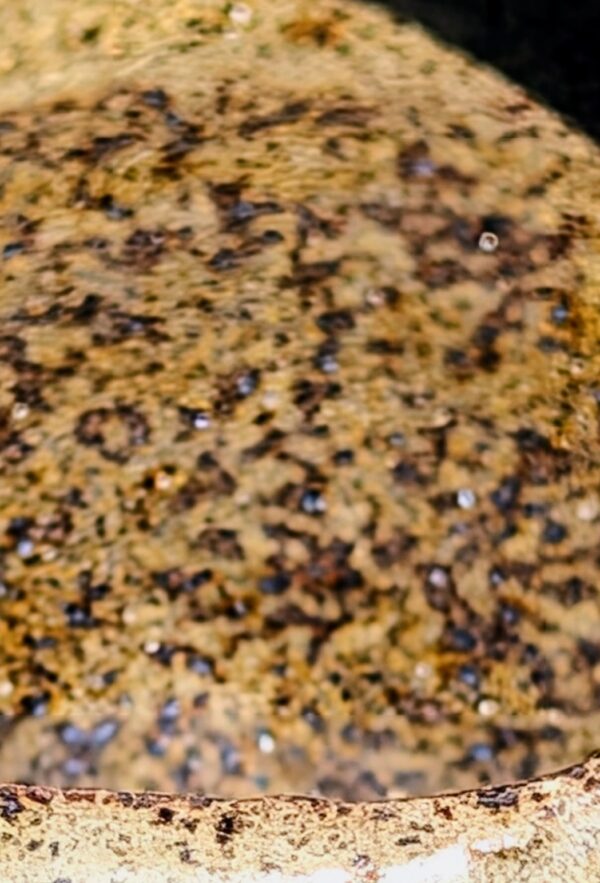 Spiegelnde glänzende Glasur im Inneren einer Wabi-Sabi Tonschale