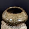 Braune Wolken und schwarze Flechtenpunkte einer Wabi-Sabi Schale