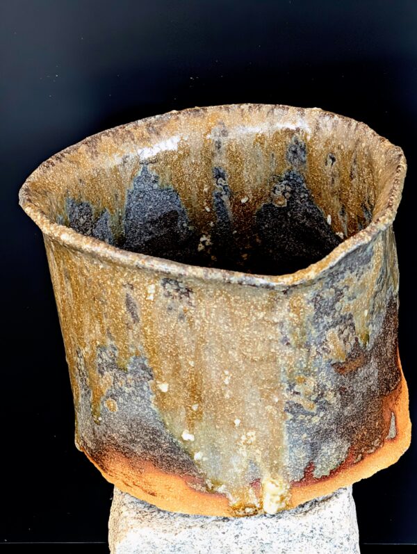 Seitenansicht der großen Wabi-Sabi Vase mit moosgrünen Farbverläufen