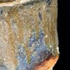 Nahaufnahme der herablaufenden Glasurtropfen an einer Wabi-Sabi Vase