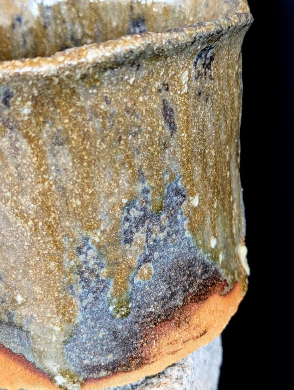 Nahaufnahme der herablaufenden Glasurtropfen an einer Wabi-Sabi Vase