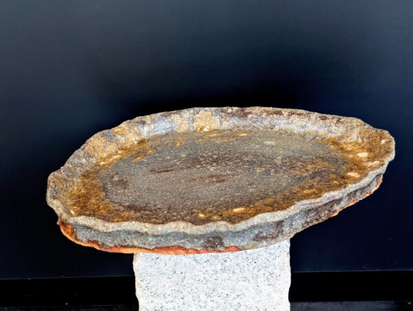 Ovaler Wabi-Sabi Unterteller aus eisenhaltigem Ton auf Granitsohle