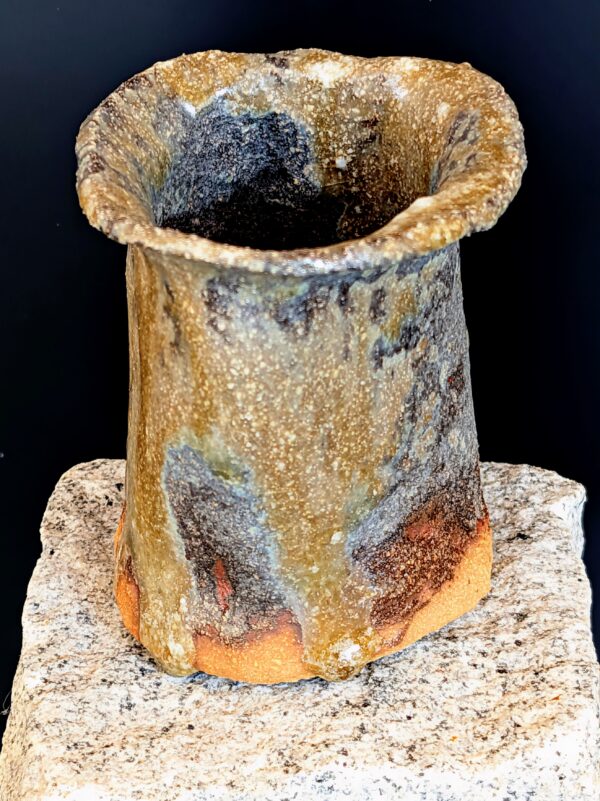 Kleine Wabi-Sabi Vase mit fließenden Glasurspuren und unglasiertem Fuß