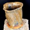 Kleine handgemachte Pflanzvase aus Schweizer Ton mit metallischen Wolken