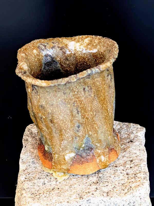 Kleine handgemachte Pflanzvase aus Schweizer Ton mit metallischen Wolken