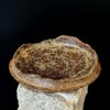 Handgemachter Wabi-Sabi Teller SANREI mit alpinem Bergrelief
