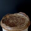 Dunkelbraune Rheinsand- und Ascheglasur auf einem Wabi-Sabi Teller