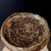 Rustikaler Wabi-Sabi Teller aus eisenhaltigem Schweizer Ton