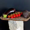 Exklusive Wabi-Sabi Servierplatte angerichtet als Aperitif-Platte
