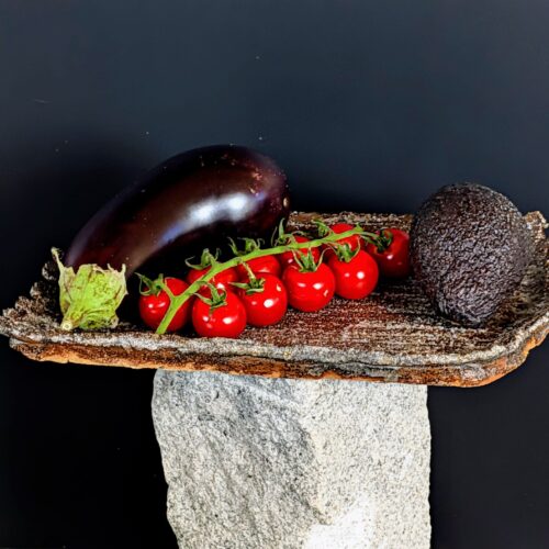 Exklusive Wabi-Sabi Servierplatte angerichtet als Aperitif-Platte