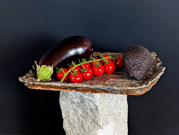 Exklusive Wabi-Sabi Servierplatte angerichtet als Aperitif-Platte