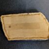 Unbehandelter Boden einer Wabi-Sabi Keramikplatte aus Schweizer Ton