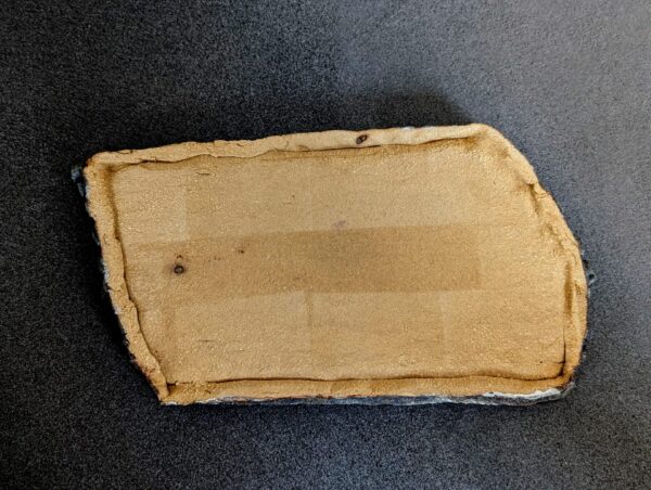 Unbehandelter Boden einer Wabi-Sabi Keramikplatte aus Schweizer Ton