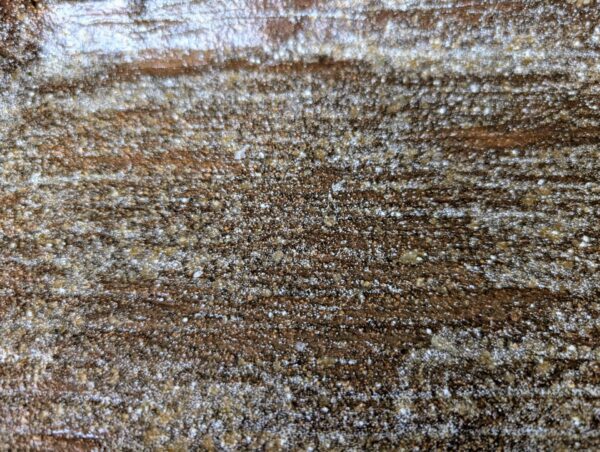 Seidenmatte Rheinsand-Glasur auf einer Wabi-Sabi Servierplatte