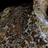 Futaguchi – Detail der rostig-ockerfarbenen und metallischen Oberfläche