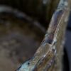 Detailaufnahme der metallisch-türkisen Cyan-Seen und Lava-Glasur des Vasen-Sets Aoi-Mizuumi