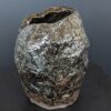 Kuro-Iwa Vase Schrägansicht, felsartige Wabi-Sabi Oberfläche