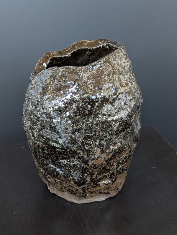 Kuro-Iwa Vase Schrägansicht, felsartige Wabi-Sabi Oberfläche