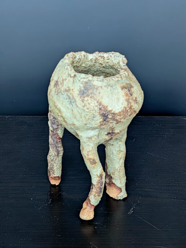Doro-Ashi Wabi-Sabi Dreifuss-Vase frontal, matt-graugrüne Rheinschlamm-Glasur