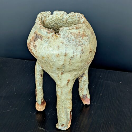 Doro-Ashi Wabi-Sabi Dreifuss-Vase Profil, zerrissener Rand, rostfarbene Füsse