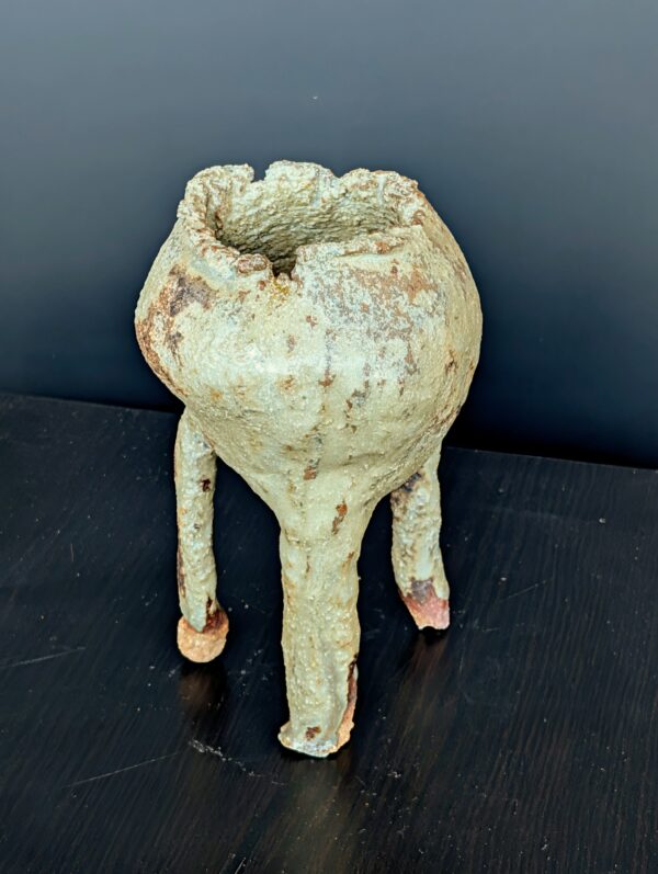 Doro-Ashi Wabi-Sabi Dreifuss-Vase Profil, zerrissener Rand, rostfarbene Füsse