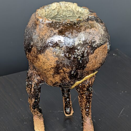Sabi-Ashi Wabi-Sabi Dreifuss-Vase frontal, dunkle Eisenglasur und Rostwolken