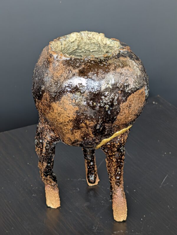 Sabi-Ashi Wabi-Sabi Dreifuss-Vase frontal, dunkle Eisenglasur und Rostwolken