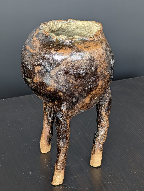 Sabi-Ashi Wabi-Sabi Vase Schrägansicht, drei Beine, Kintsugi-Goldring