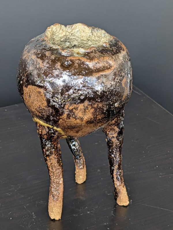 Sabi-Ashi Vase Profil, rost-rote Wolken und glänzendes Eisen